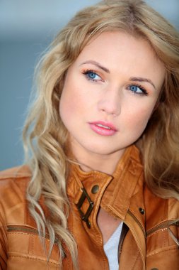 deri ceket ile güzel sarışın bir kadın portresi