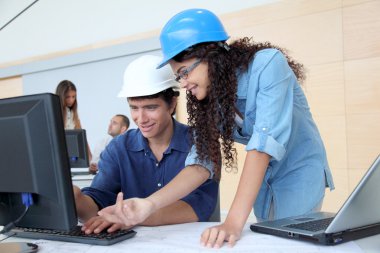 projede çalışan öğrenciler mühendisleri