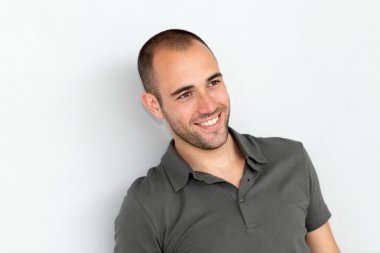 yakışıklı gülümseyen adam portresi