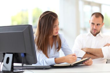Ofis çalışanları proje üzerinde tartışıyor