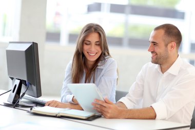 genç erişkinlerde touchpad kullanarak eğitim kursu