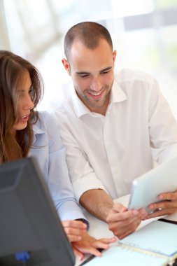 genç erişkinlerde touchpad kullanarak eğitim kursu