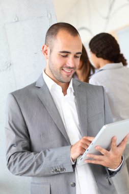 genç işadamı elektronik tablet kullanma