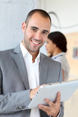 genç işadamı elektronik tablet kullanma