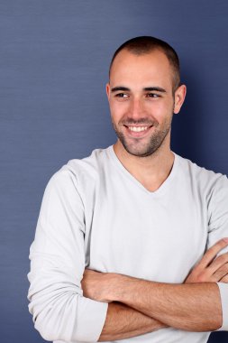 gülümseyen yakışıklı adam