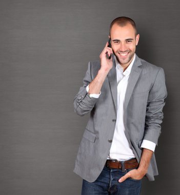 Mobil telefonda konuşurken serin işadamı