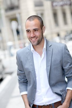 neşeli genç adam şehirde yürüyüş