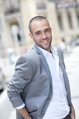 neşeli genç adam şehirde yürüyüş