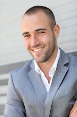 Şehirdeki gülümseyen genç adam