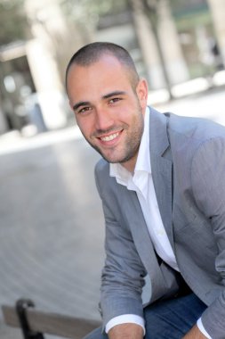 Şehirdeki gülümseyen genç adam