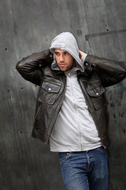 deri ceketi olan adam