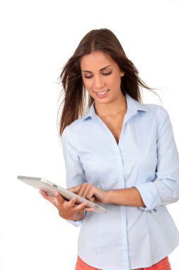 Elektronik tablet kullanarak güzel bir genç kadın portresi