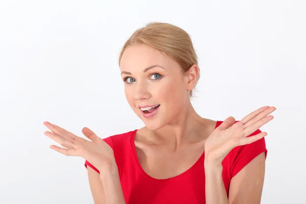 Portret van vrouw in rode shirt met verrast look — Stockfoto