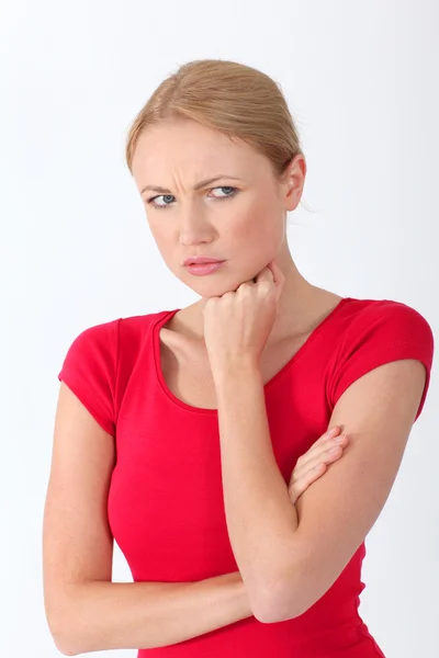 Donna bionda in camicia rossa con sguardo sconvolto sul viso — Foto Stock