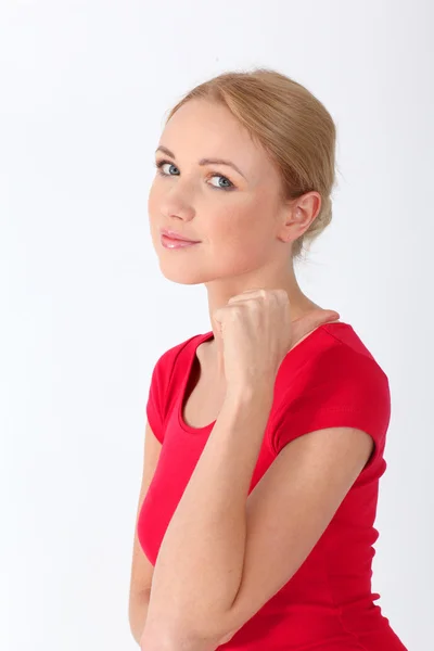 Blonde vrouw in rode shirt aanwijzing van iets met duim omhoog — Stockfoto