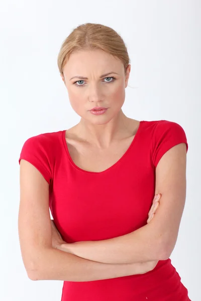 Mulher de camisa vermelha com olhar triste em seu rosto — Fotografia de Stock