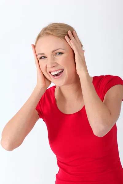 Blond kobieta śmiejąc się z rąk na uszy — Zdjęcie stockowe