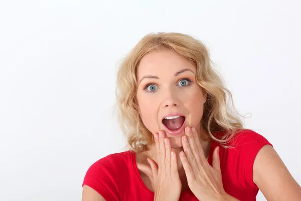 Ritratto di donna con camicia rossa con sguardo sorpreso — Foto Stock