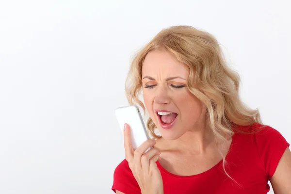 Retrato de mujer rubia con camisa roja gritando por teléfono —  Fotos de Stock