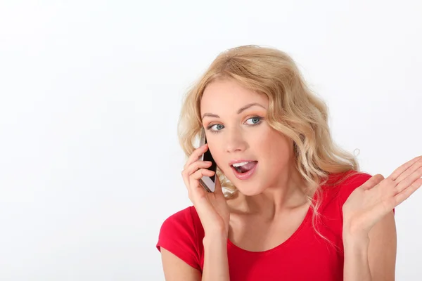 Retrato de mulher loira com camisa vermelha usando telefone celular — Fotografia de Stock