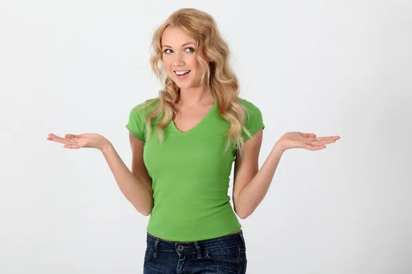 Hermosa mujer vistiendo camisa verde con aspecto sorprendido — Foto de Stock