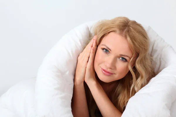 Retrato de mujer hermosa en la cama debajo de la manta —  Fotos de Stock