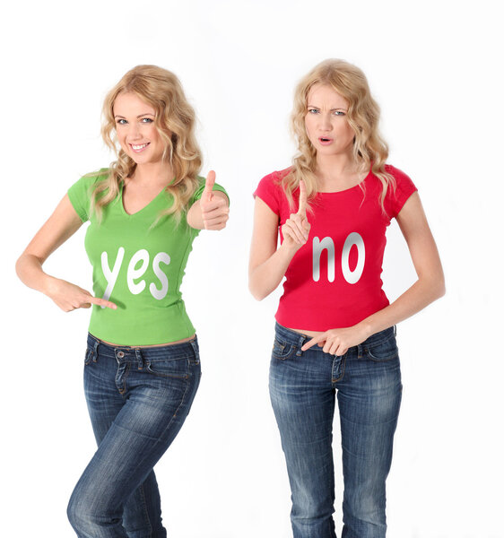 Блондинки в цветной рубашке с противоположным мнением
