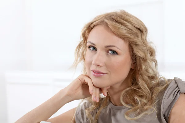 Porträt einer schönen blonden Frau, die es sich zu Hause gemütlich macht — Stockfoto