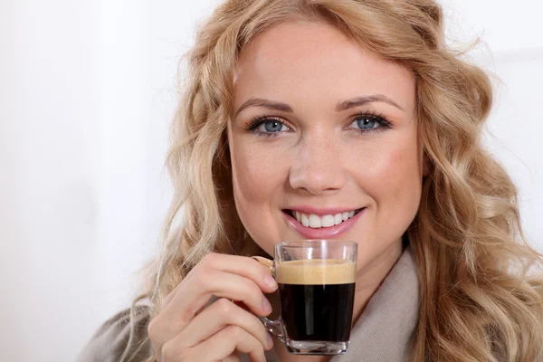 Porträt einer blonden Frau, die expresso trinkt — Stockfoto