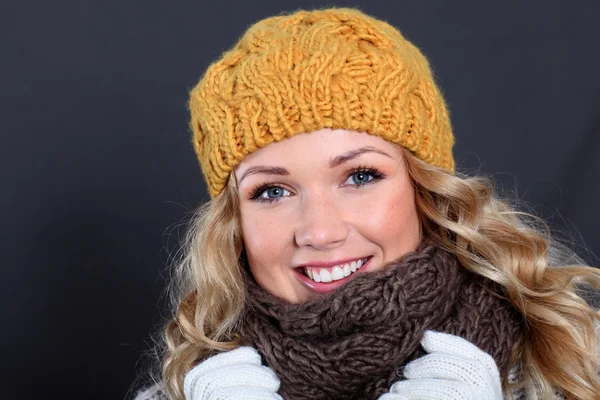 Retrato de mulher bonita usando acessórios de inverno — Fotografia de Stock