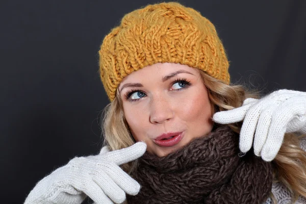 Retrato de mulher bonita usando acessórios de inverno — Fotografia de Stock