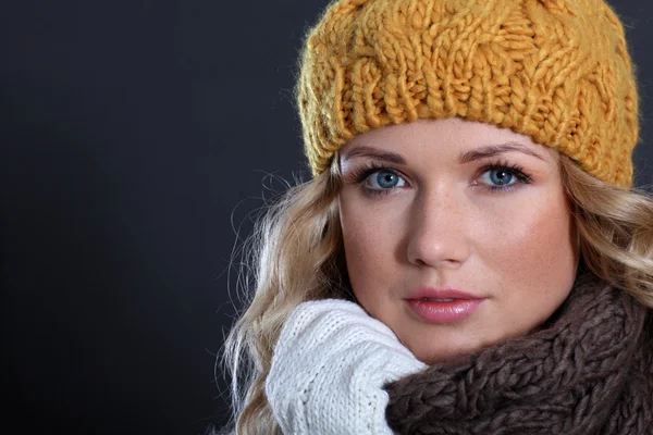 Retrato de mulher bonita usando acessórios de inverno — Fotografia de Stock