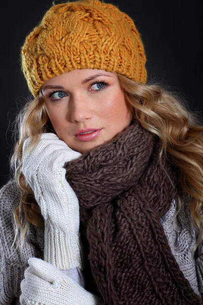Retrato de mujer hermosa con accesorios de invierno —  Fotos de Stock