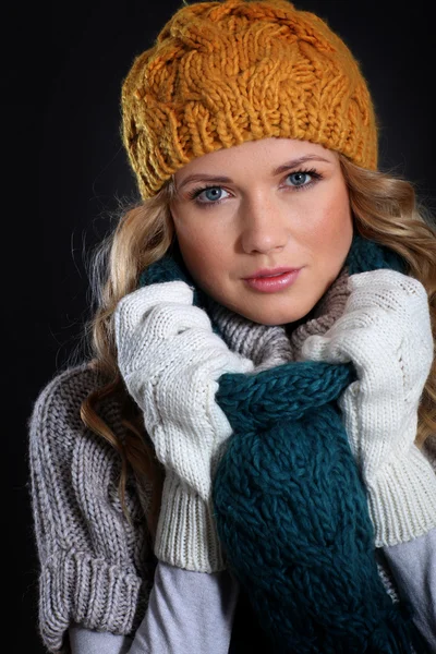 Retrato de mulher bonita usando acessórios de inverno — Fotografia de Stock