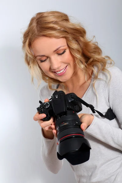 Portret van vrouw-fotograaf — Stockfoto