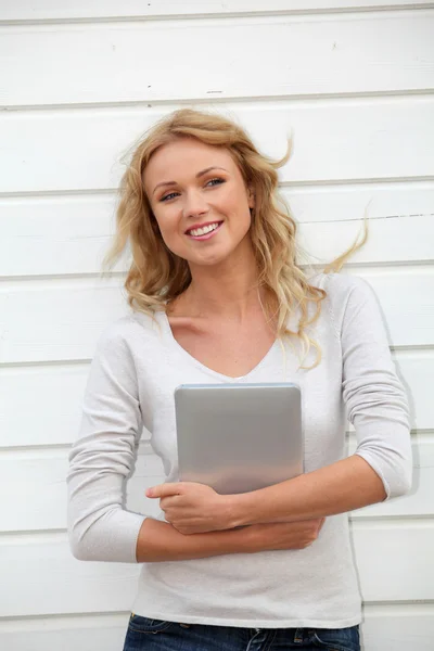 Hermosa mujer en la ciudad usando tableta electrónica — Foto de Stock