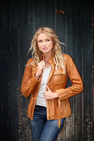 Retrato de una hermosa mujer rubia con chaqueta de cuero — Foto de Stock