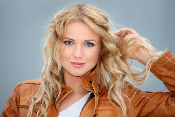 Porträt der schönen blonden Frau mit Lederjacke — Stockfoto