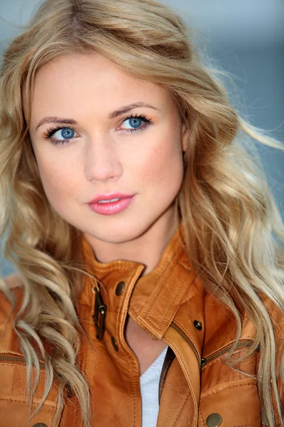 Portrait of beautiful blond woman with leather jacket — Stock Photo, Image