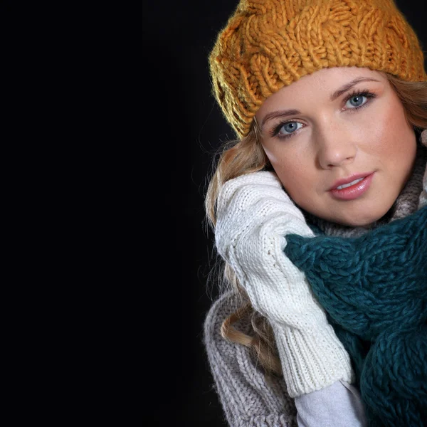 Retrato de mulher bonita usando acessórios de inverno — Fotografia de Stock