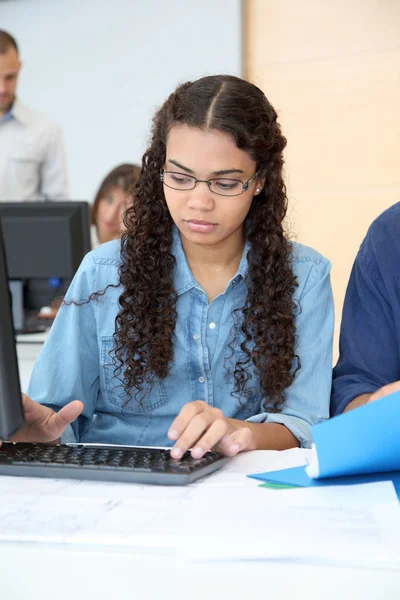 Estudiante chica trabajando en computadora de escritorio — Foto de Stock