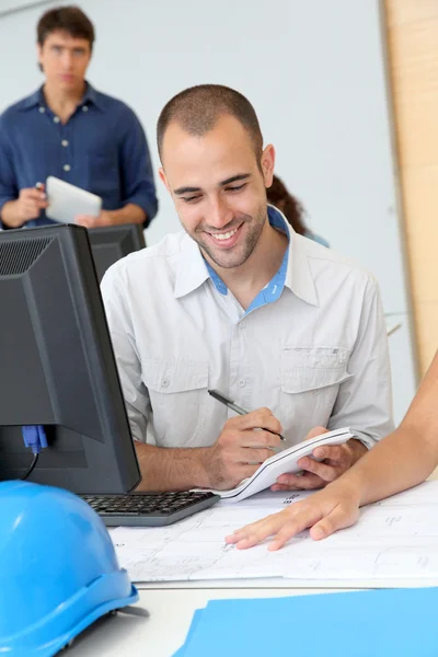 Student skriver på anteckningsboken — Stockfoto