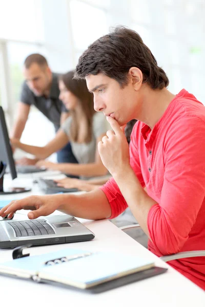 Studente in classe con computer portatile — Foto Stock