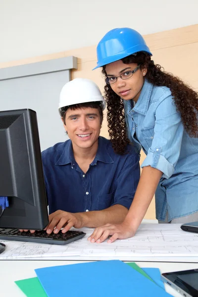 Estudiantes ingenieros trabajando en proyecto — Foto de Stock