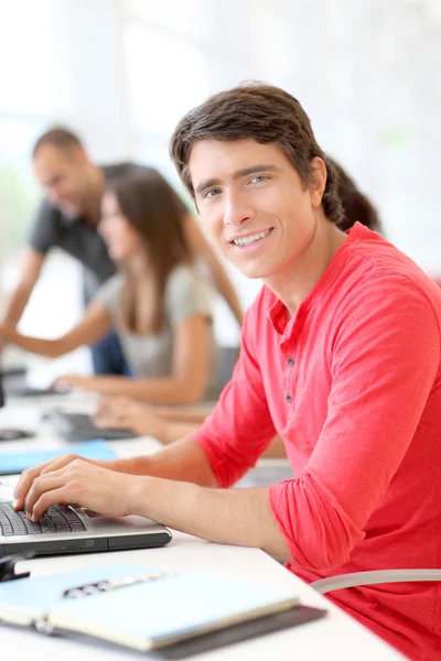 Student in klasse met laptopcomputer — Stockfoto