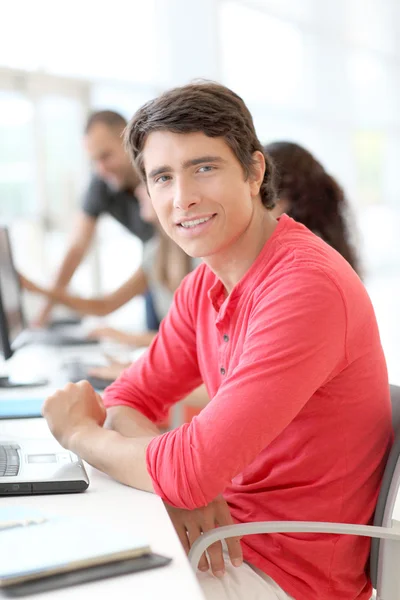 Student in class using laptop computer — Stock Photo, Image
