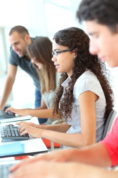 Groep van jonge in opleiding — Stockfoto