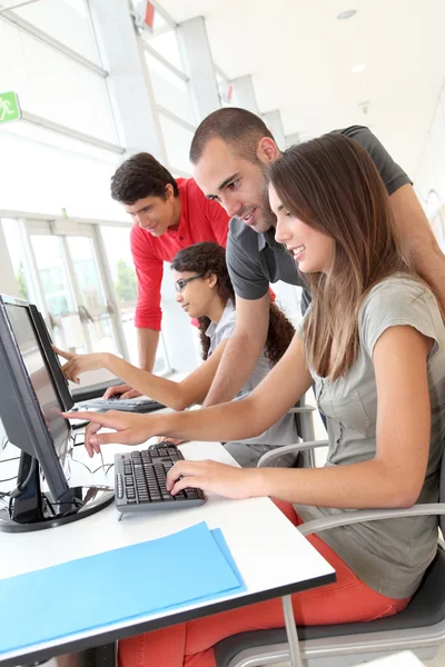 Groep van jonge in opleiding — Stockfoto