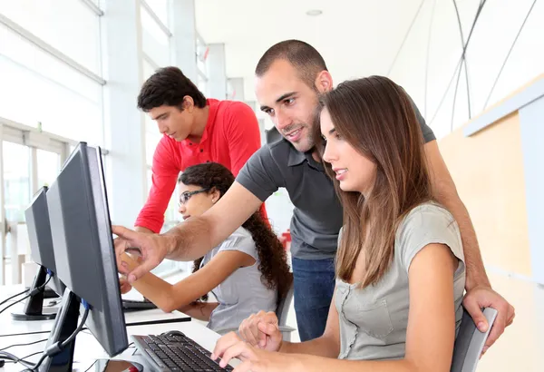 Grupo de jóvenes en formación — Foto de Stock