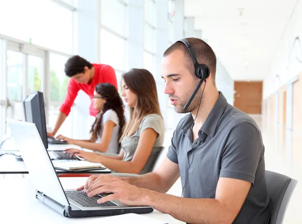 Funcionário de atendimento ao cliente com fones de ouvido — Fotografia de Stock